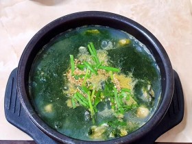 [로컬맛집]겨울철 별미, 신창동 '굴세상'의 매생이굴국밥
