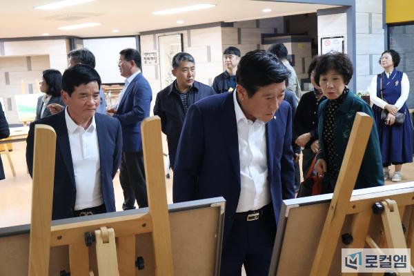 전시를둘러보는조상래곡성군수.JPG