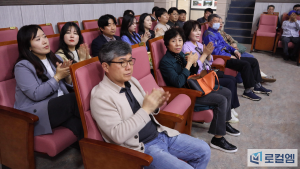 박수치는관객.png
