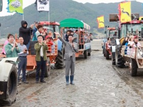 갯벌퍼레이드하면서 버스킹까지, 고창 하전바지락 축제…5일까지 열려