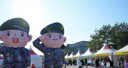 [로컬여행] 손태진·강진부터 헬기 탑승까지…2026 논산딸기축제 완벽 가이드