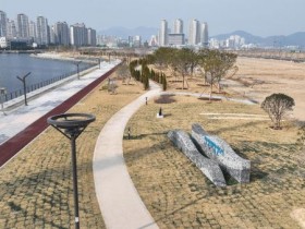 벚꽃길·족욕장·맨발걷기…창원 마산해양신도시 해안 산책로 개방