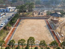 맨발로 황토 밟으며 봄 기운 느껴볼까…전북도청 황톳길 재개장