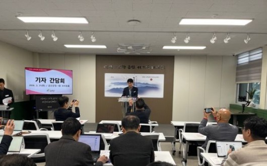 산벚꽃·봄꽃·홍도화까지…금산군 3색 봄꽃축제, 4월 한 달 연속 개최