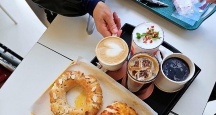 [로컬여행] 섬진강 뷰 통창에서 빵과 커피, 곡성 대형 베이커리 카페 '압록'
